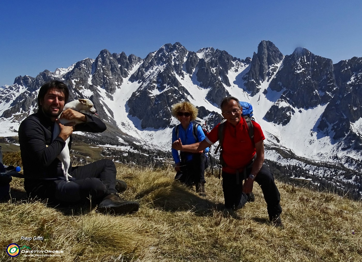 67 In cresta  sulla cima del Gardena con le Piccole Dolomiti Scalvine da sfondo.JPG -                                